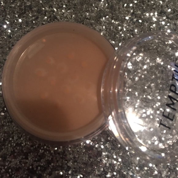 Temptu Invisible Difference Finishing Powder - Picture 3 of 3