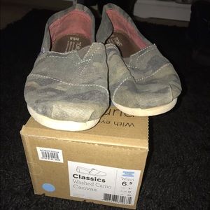 Size 6.5 Camo Toms