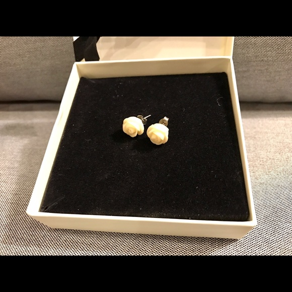 NEW • ✨Small Rose studs in cream