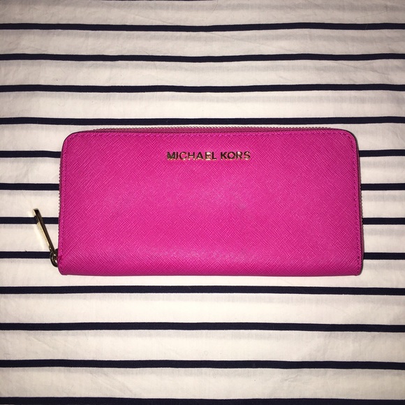 Michael Kors Handbags - New low price!🎉Michael Kors Fuscia jet set wallet