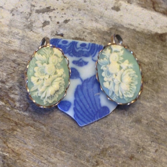 Jewelry - ✨Vintage Mint Green Floral Cameo Earrings✨