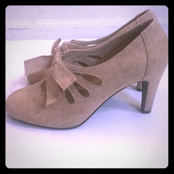 Anne Marino beige bow heels