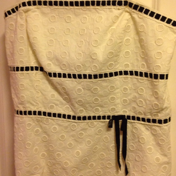 Ann Taylor Tops - 🔻🔻Ann Taylor Eyelet and Ribbon Top