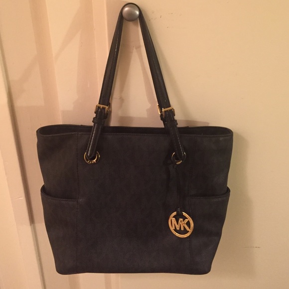 PRICE DROP!Authentic Michael kors jet set tote