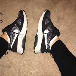Speckled Nike air theas size 6