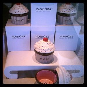 Pandora Promo Ceramic cupcake jewelry holder