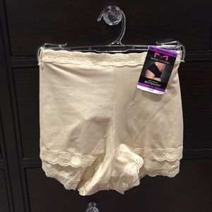 Last call 🚨Maidenform Boy Short 2XL NWT💕