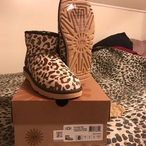 Brand new in box 📦 Uggs size 8 never worn !