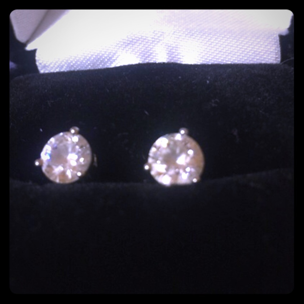 💎2.5+ carat CZ stud earrings💎