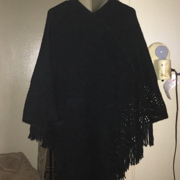 Black knit Pull Over Shall - Picture 1 of 2