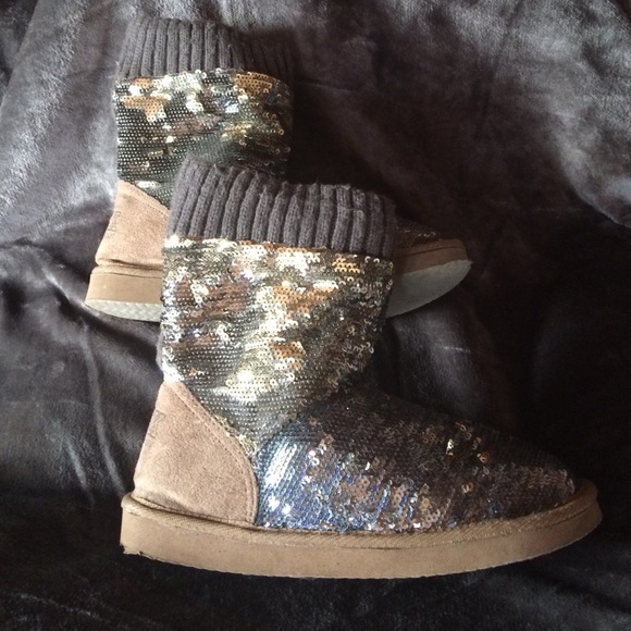 PINK VICTORIA SECRETS FUR LINED BOOTS TRADED