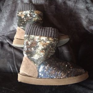 PINK VICTORIA SECRETS FUR LINED BOOTS TRADED