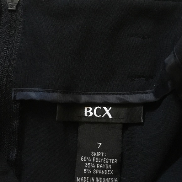 Navy skirt - Picture 2 of 4