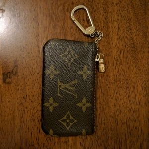 Authentic Louis Vuitton change purse. Code CA0037