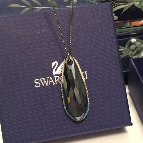 Stunning teal ombré Swarovski pendant necklace