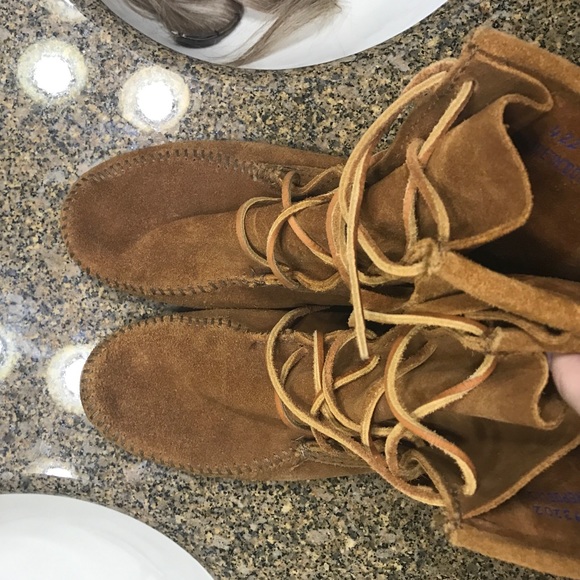 Minnetonka tie up short boot - Picture 2 of 4