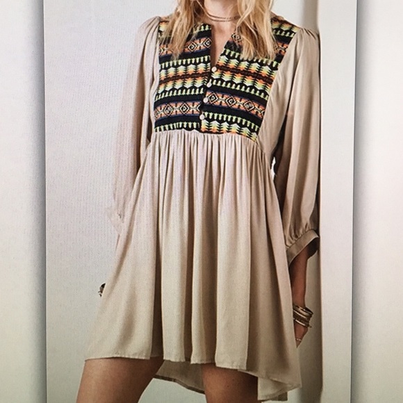 5 ⭐️ rating!💄Taupe tribal💄 neon tunic blouse