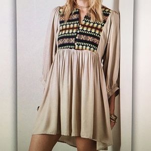 5 ⭐️ rating!💄Taupe tribal💄 neon tunic blouse