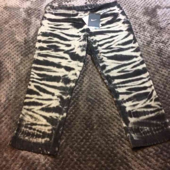 Nike Legend Tight Fit cropped leggings