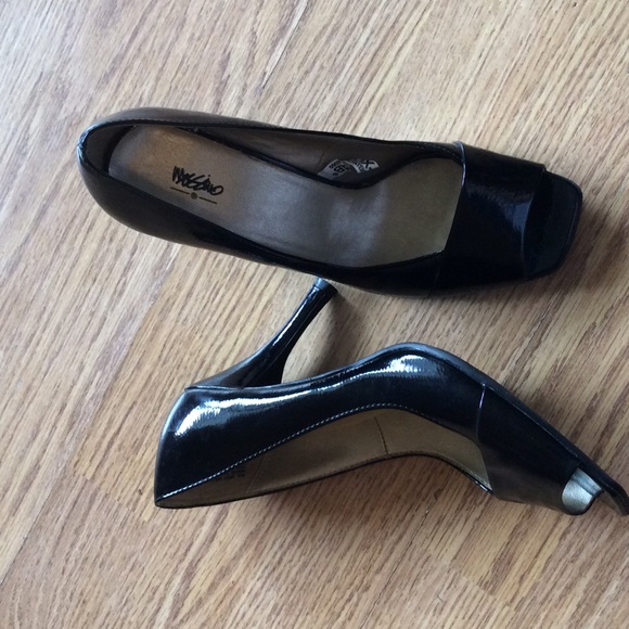 Classy Black Heels Size 7 - Picture 2 of 4