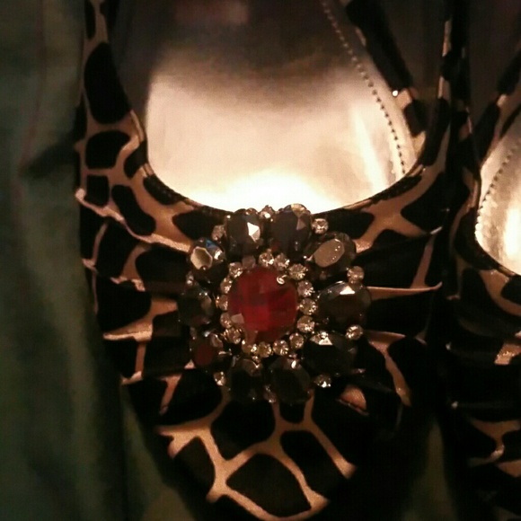 A pair of shoes with matching clutch - Picture 2 of 3