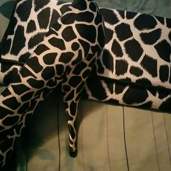 A pair of shoes with matching clutch - Picture 3 of 3