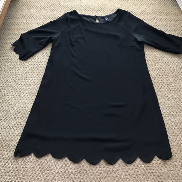 Black scallop shift dress - Picture 2 of 5