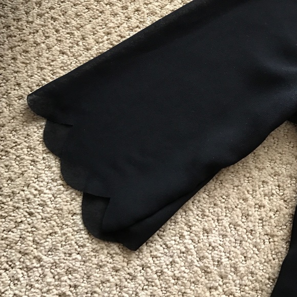 Black scallop shift dress - Picture 4 of 5