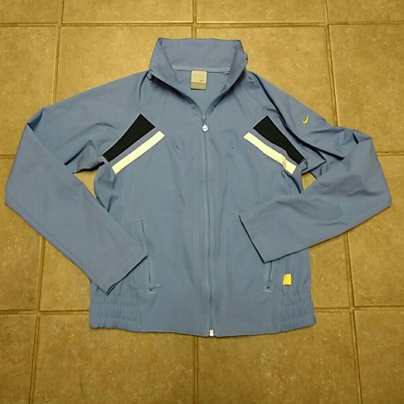 Nike lightweight jacket tag says medium,fits small