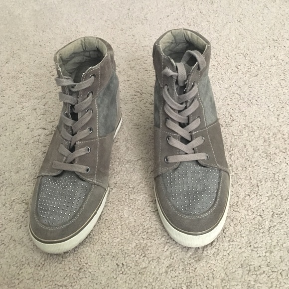 American Eagle Hi-Top Sneaker