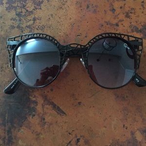 Quay Fleur Sunglasses (black) (authentic)