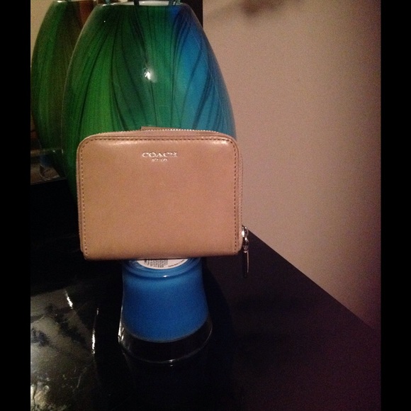 COACH TAN SAND MEDIUM ZIPAROUND WALLET