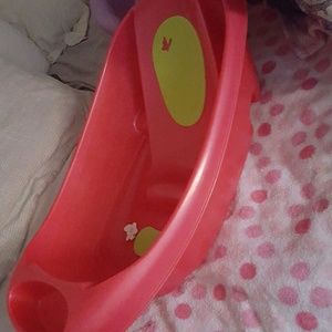 Baby girl wash tub