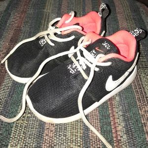 Black roshe runs with peach accent