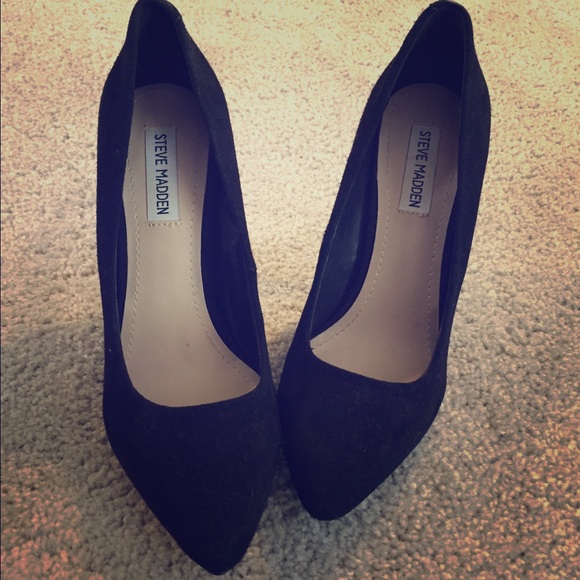 Black Steve Madden suede pumps