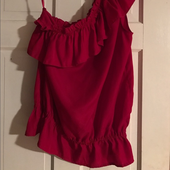 One-Shoulder Limited Red Silkish-type shirt. - Picture 2 of 2