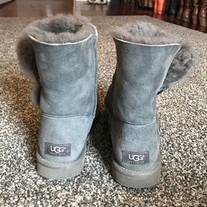 *MAKE AN OFFER* :) Bailey button uggs