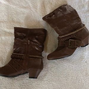 Short heeled booties with gold detail
