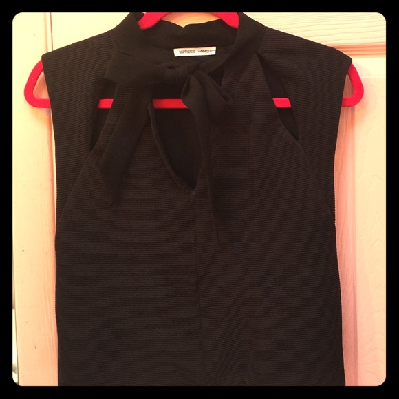 Zara black, tie in front, key hole, crop top.