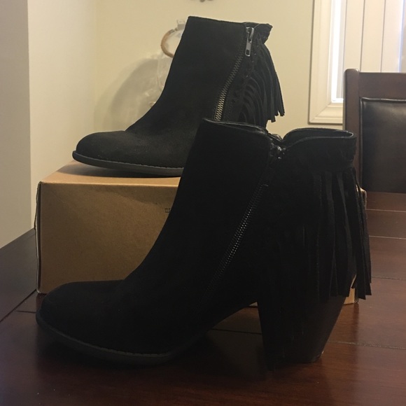 Boots, ankle booties Black with fringe. Sz 7