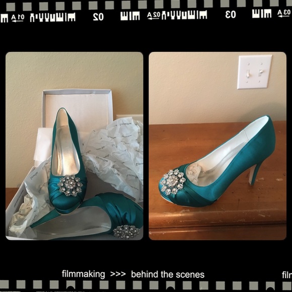 ✨Teal pumps with embellishment ✨