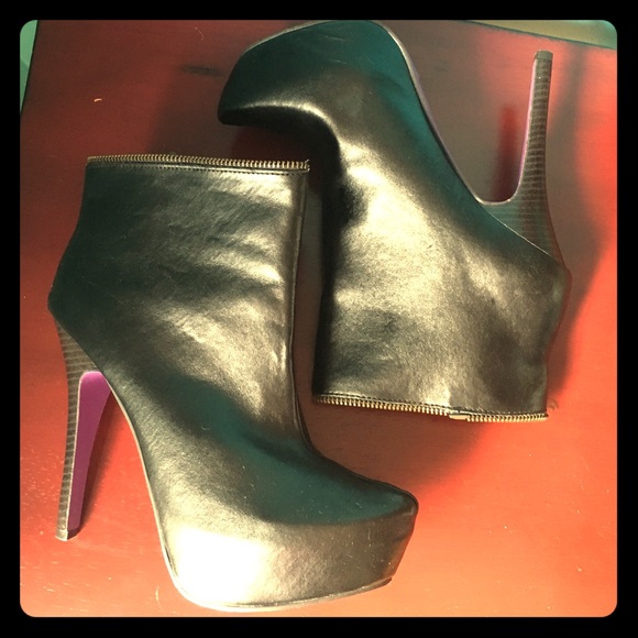 Wet Seal Woman's size 7.5 black booties - Picture 1 of 4