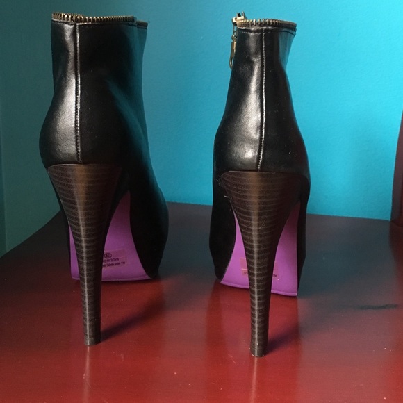 Wet Seal Woman's size 7.5 black booties - Picture 2 of 4