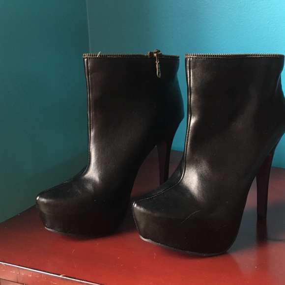 Wet Seal Woman's size 7.5 black booties - Picture 4 of 4