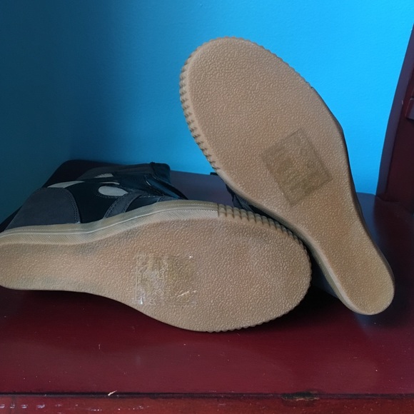 Shoe dazzle woman's size 7 heel sneakers - Picture 2 of 4