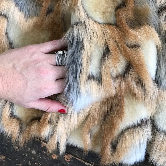 πππSOLDπππRachel Zoe Faux Fur Vest - Picture 3 of 4