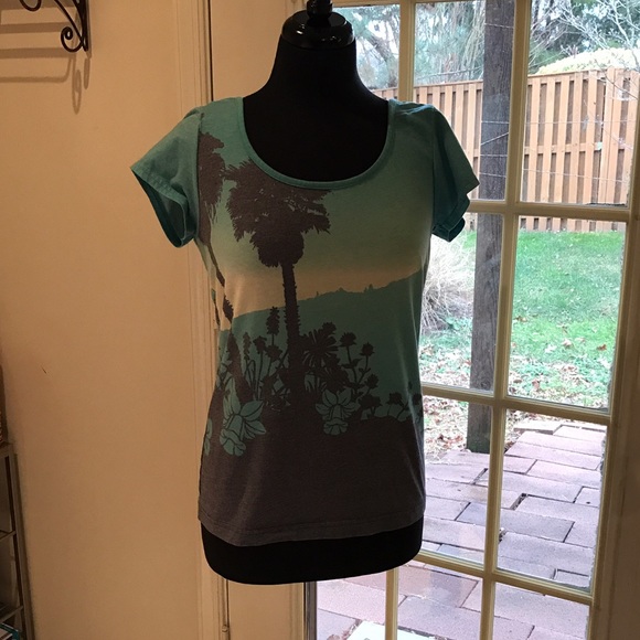 Old Navy Tops - 3 for 20 Beach tee