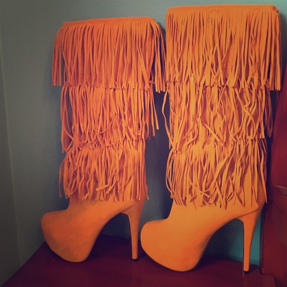 Woman's size 7.5 fringe boots - Picture 1 of 3