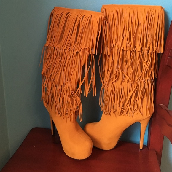 Woman's size 7.5 fringe boots - Picture 2 of 3