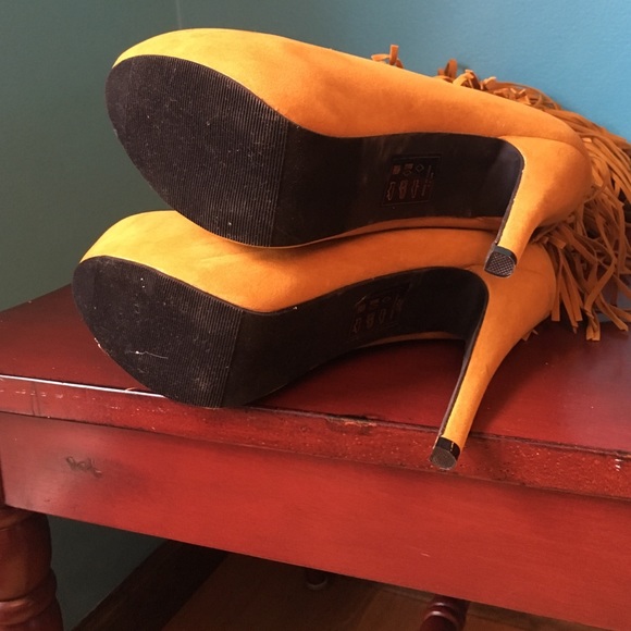 Woman's size 7.5 fringe boots - Picture 3 of 3